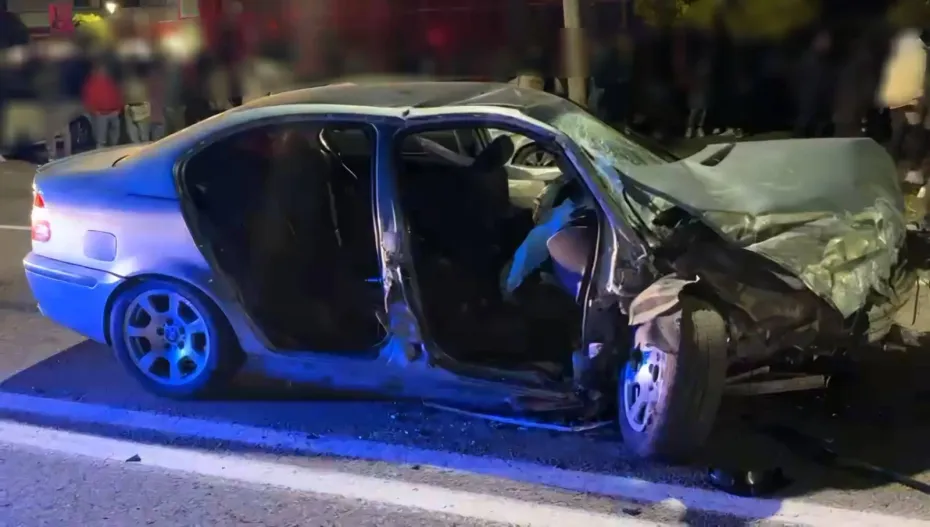 Foto Cinci autoturisme implicate într-un accident în Craiova. Trei răniți, transportați la spital