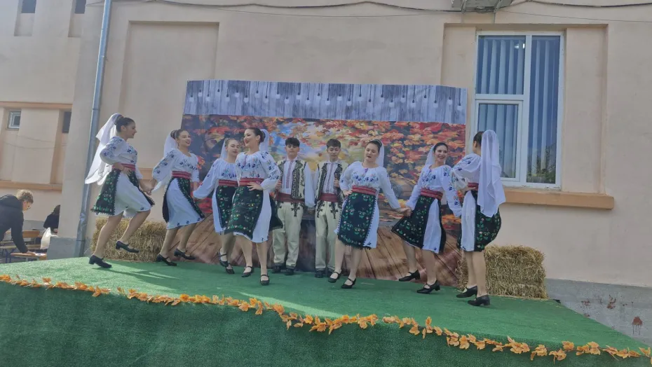 Foto Festivalul Toamnei, sărbătoarea culorilor, a talentului și a comunității la Școala Decebal din Craiova