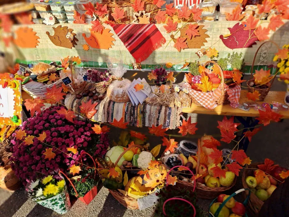 Foto Festivalul Toamnei, sărbătoarea culorilor, a talentului și a comunității la Școala Decebal din Craiova