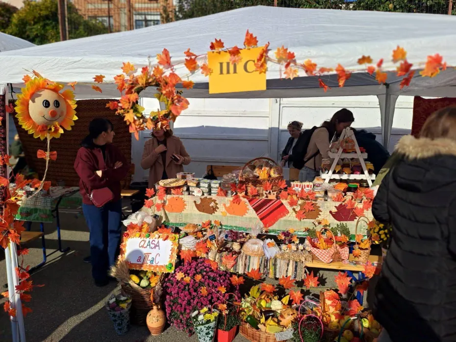 Foto Festivalul Toamnei, sărbătoarea culorilor, a talentului și a comunității la Școala Decebal din Craiova