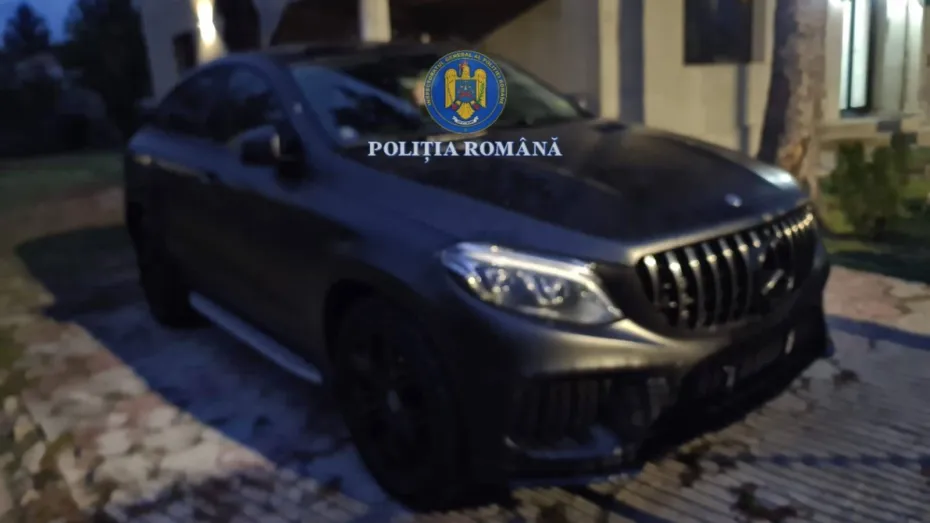 Foto Tineri reținuți după ce au furat un autoturism de lux de pe o stradă din Craiova