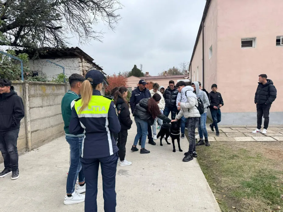 Foto Campanie de siguranță în unitățile de învățământ preuniversitar din Dolj