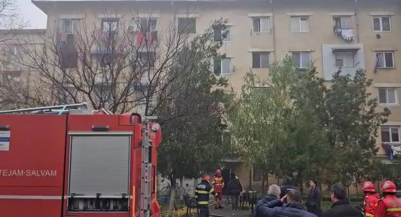 Foto Deflagrație într-un bloc din Balș. Două victime și intervenție de amploare a pompierilor