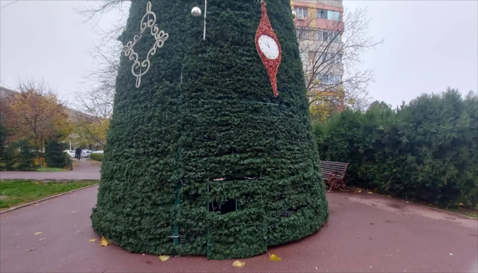 Foto Târg de iarnă cu sclipici în centrul Craiovei, brad de avarie în Craiovița Nouă 