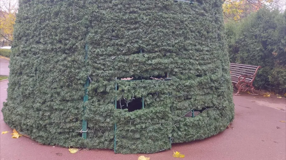 Foto Târg de iarnă cu sclipici în centrul Craiovei, brad de avarie în Craiovița Nouă 