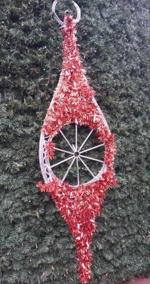 Foto Târg de iarnă cu sclipici în centrul Craiovei, brad de avarie în Craiovița Nouă 