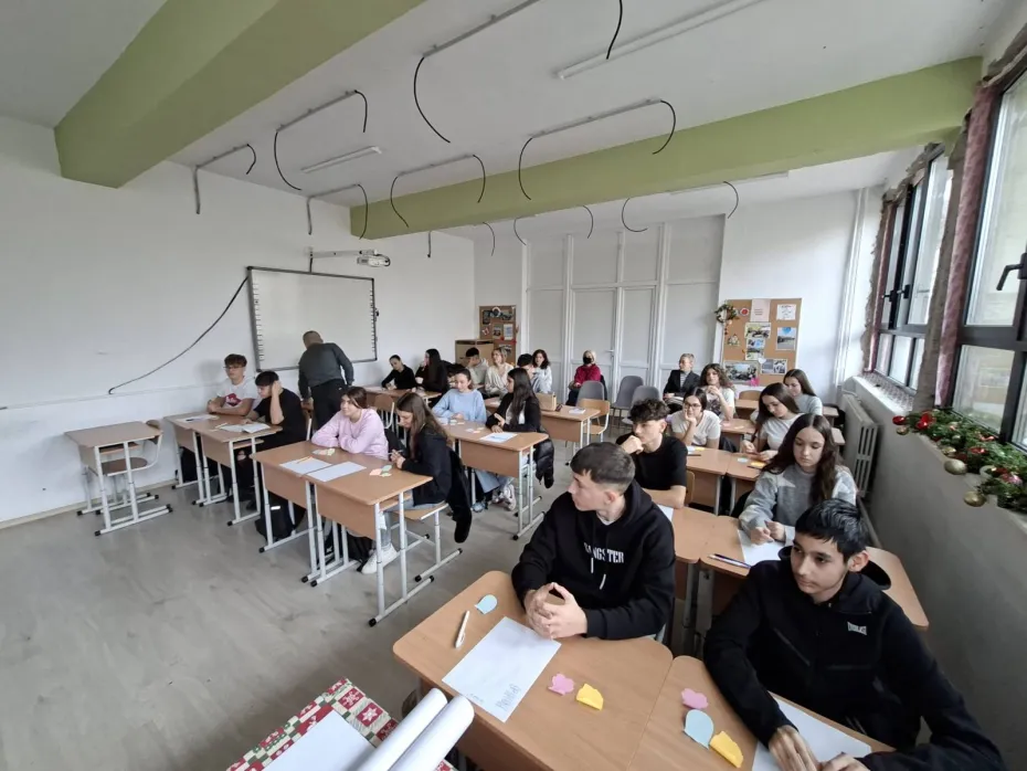 Foto Asociația Maxwell și Școala Mihai Viteazul din Craiova, dialog despre alegeri 