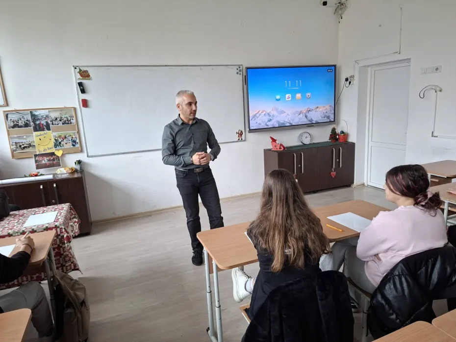Foto Asociația Maxwell și Școala Mihai Viteazul din Craiova, dialog despre alegeri 