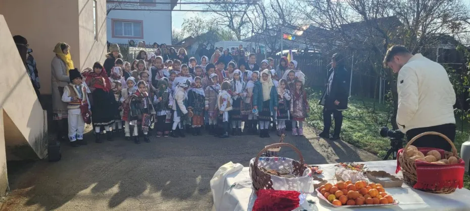 Foto Generațiile s-au întâlnit la colindat. Emoție și tradiție la Cârligei