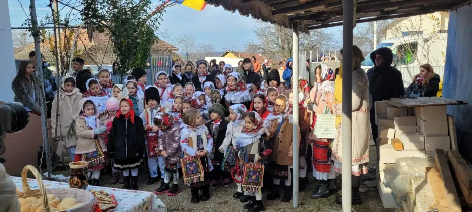 Foto Generațiile s-au întâlnit la colindat. Emoție și tradiție la Cârligei