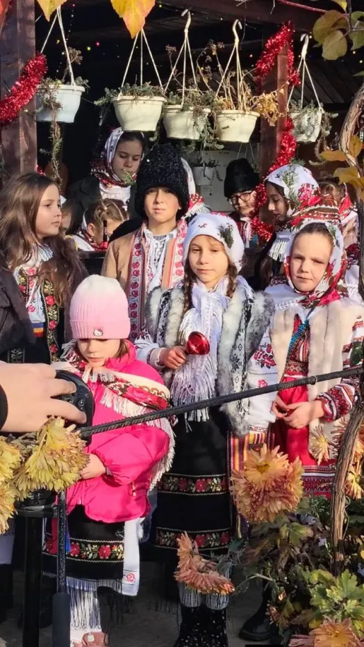 Foto Generațiile s-au întâlnit la colindat. Emoție și tradiție la Cârligei