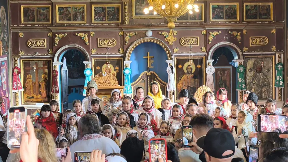 Foto Generațiile s-au întâlnit la colindat. Emoție și tradiție la Cârligei