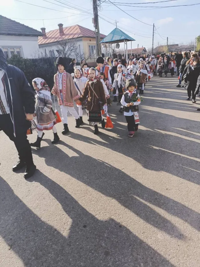 Foto Generațiile s-au întâlnit la colindat. Emoție și tradiție la Cârligei