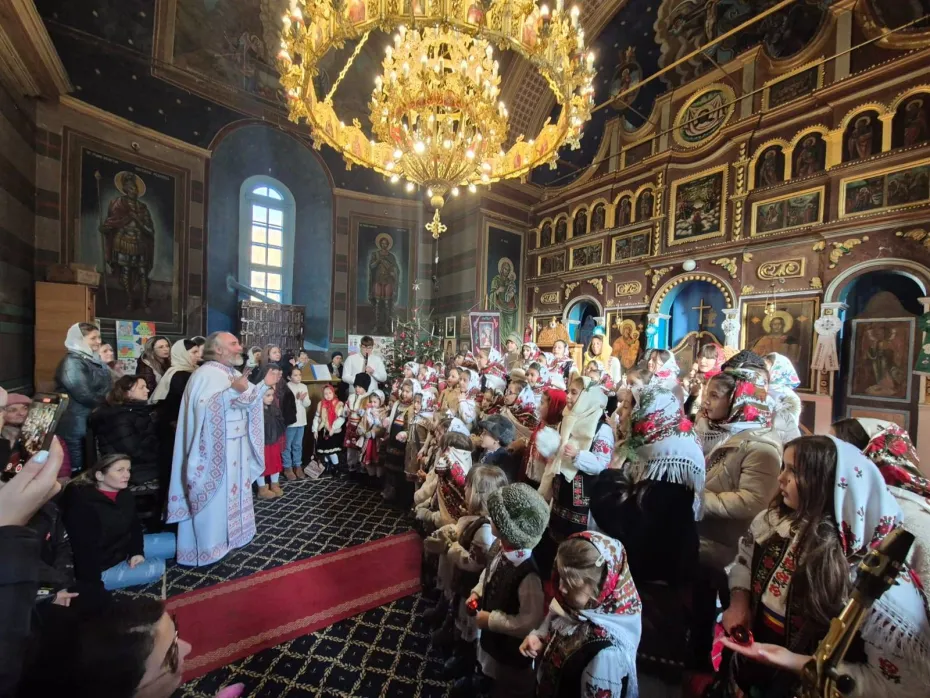 Foto Generațiile s-au întâlnit la colindat. Emoție și tradiție la Cârligei