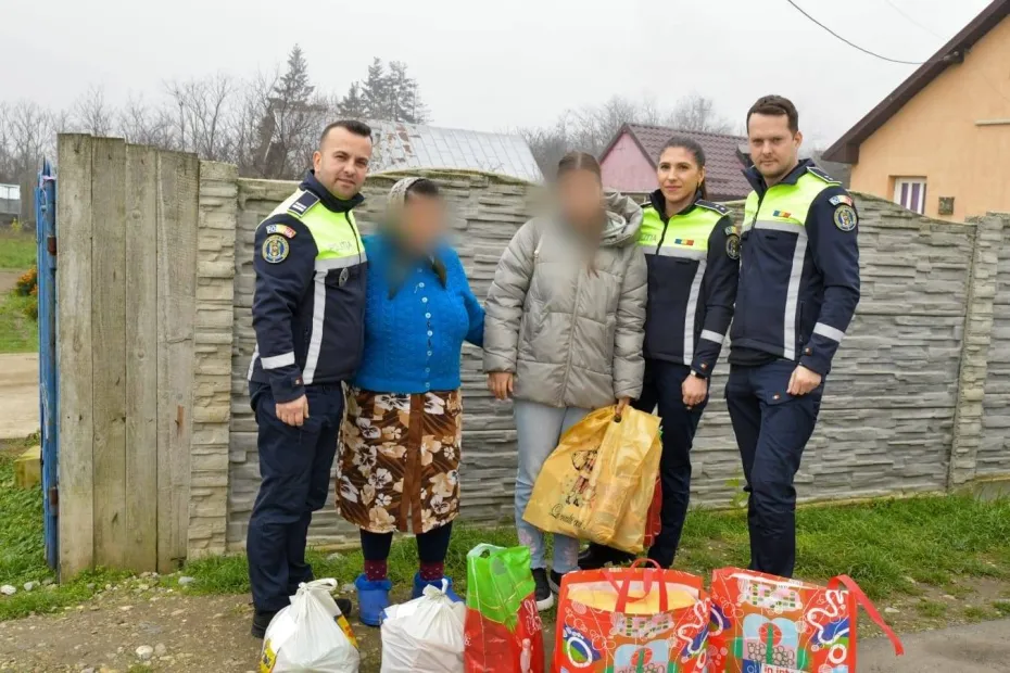 Foto Polițiștii din Olt, mesageri ai sărbătorilor pentru copiii care au nevoie