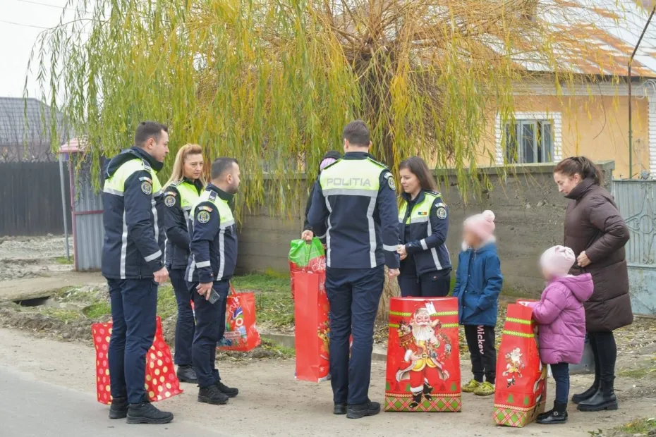 Foto Polițiștii din Olt, mesageri ai sărbătorilor pentru copiii care au nevoie