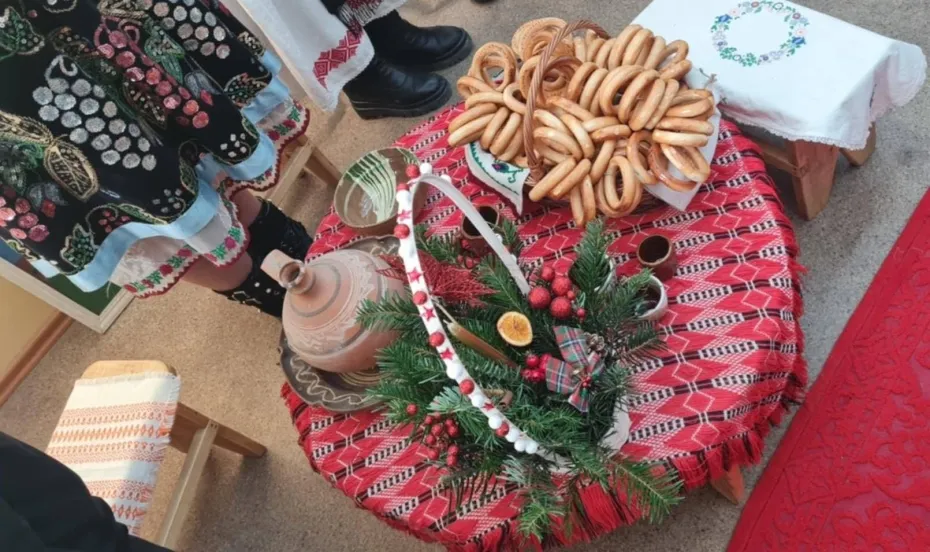Foto Colind, masă de post și oameni. O șezătoare cu rost la Botoșești-Paia