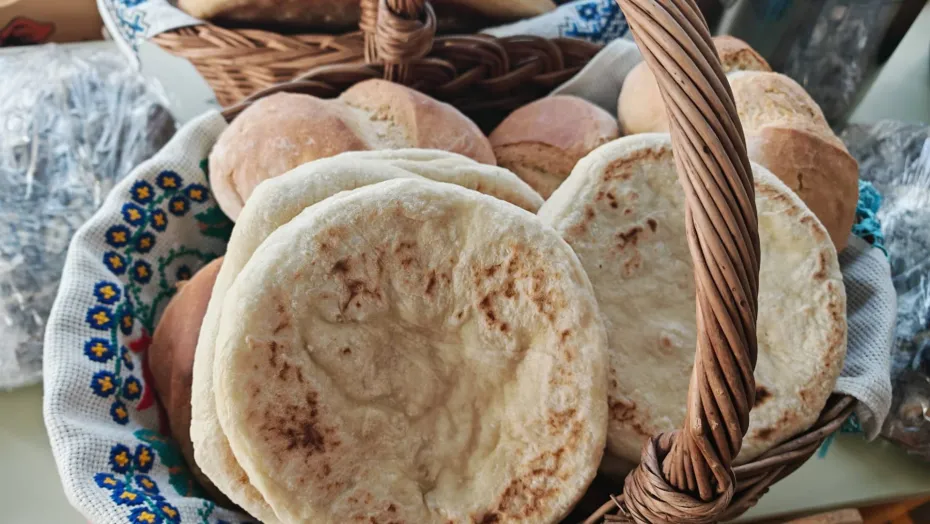 Foto Colind, masă de post și oameni. O șezătoare cu rost la Botoșești-Paia