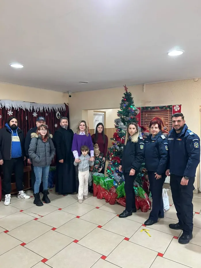 Foto Moș Crăciun a venit mai devreme pentru elevii Centrului Sf. Vasile din Craiova 