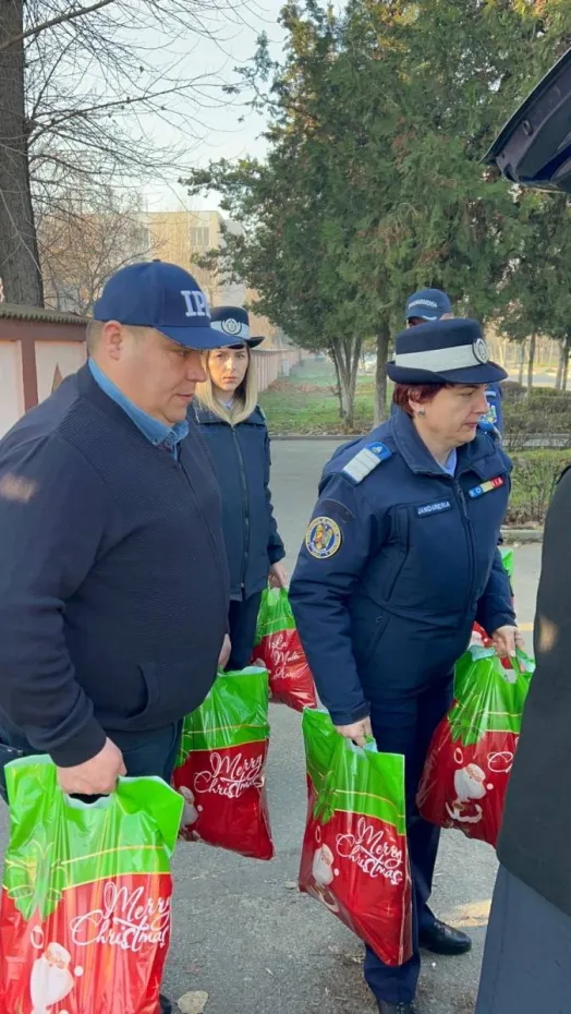 Foto Moș Crăciun a venit mai devreme pentru elevii Centrului Sf. Vasile din Craiova 