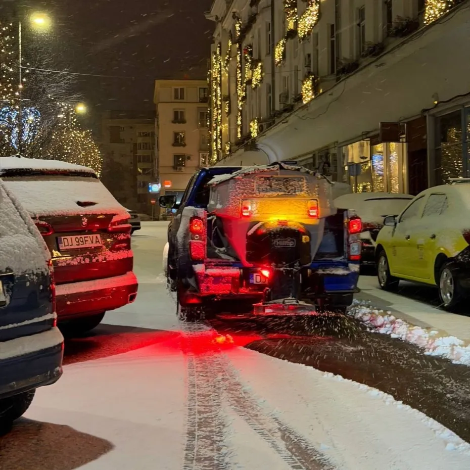 Foto Intervenții de noapte pentru deszăpezire și combaterea poleiului în Craiova