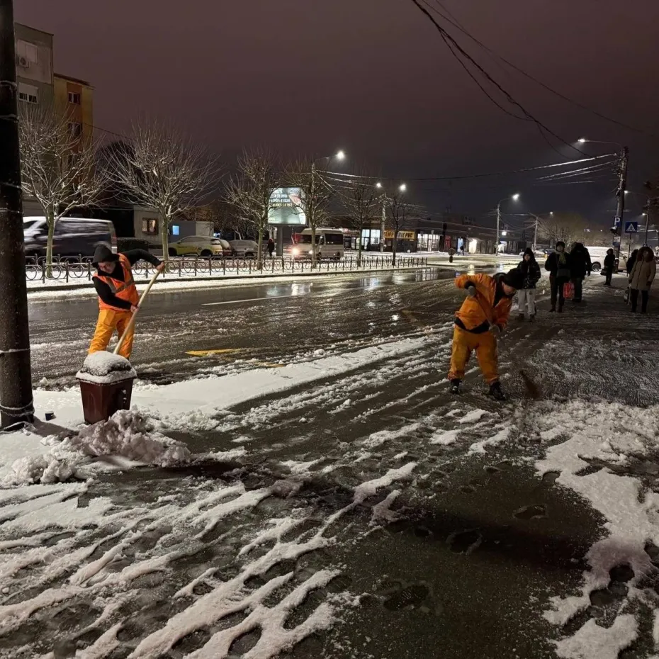 Foto Intervenții de noapte pentru deszăpezire și combaterea poleiului în Craiova