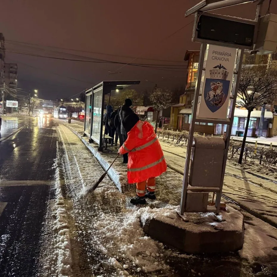 Foto Intervenții de noapte pentru deszăpezire și combaterea poleiului în Craiova