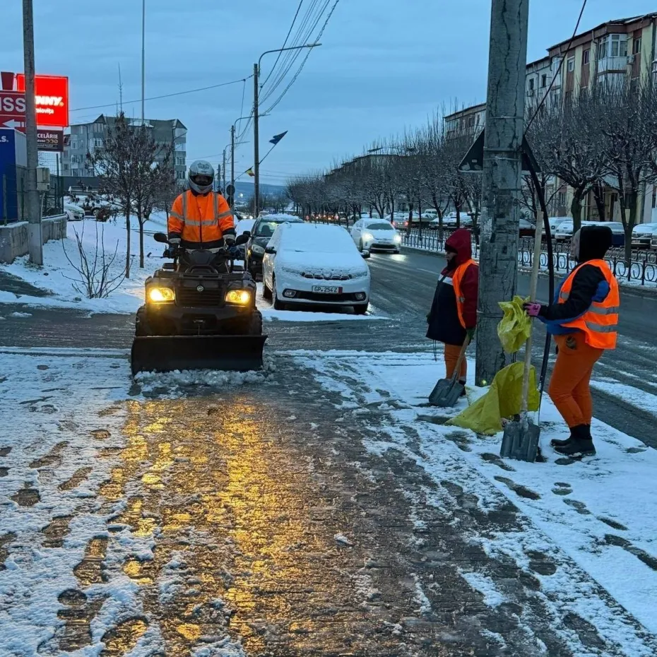Foto Intervenții de noapte pentru deszăpezire și combaterea poleiului în Craiova