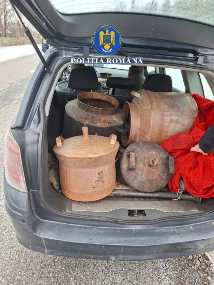 Foto Înșelăciune la Oteșani. Doi bărbați prinși după ce au înlocuit un cazan pentru țuică