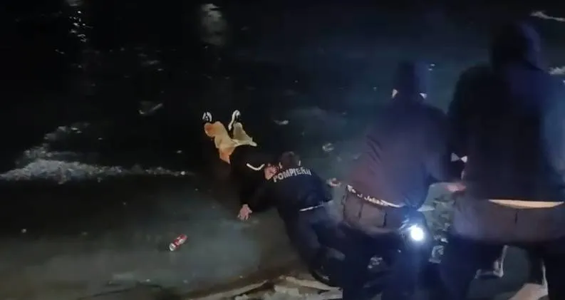 Foto Cursă contracronometru pe Jiu. Intervenție extremă pentru salvarea unui bărbat
