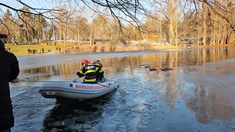 Foto Misiune de salvare în parcul Nicolae Romanescu. Un copil a căzut în apă