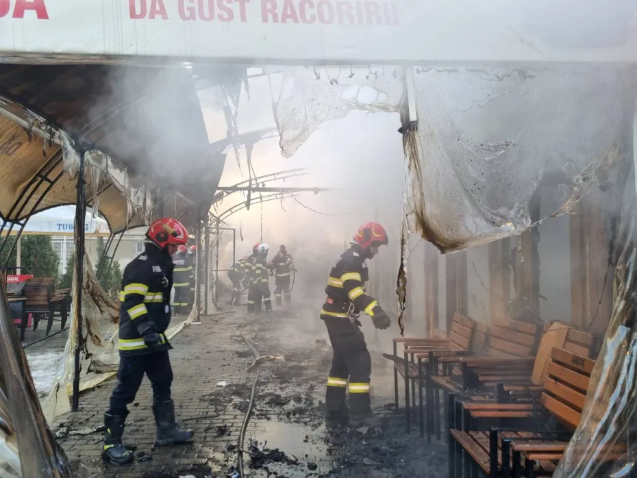 Foto VIDEO: Incendiu de amploare la un spațiu comercial din cartierul Rovine