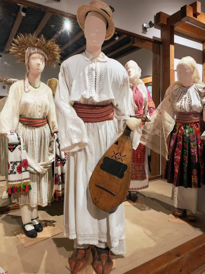 Foto Cobza, instrument tradițional românesc, recunoscut oficial în patrimoniul UNESCO