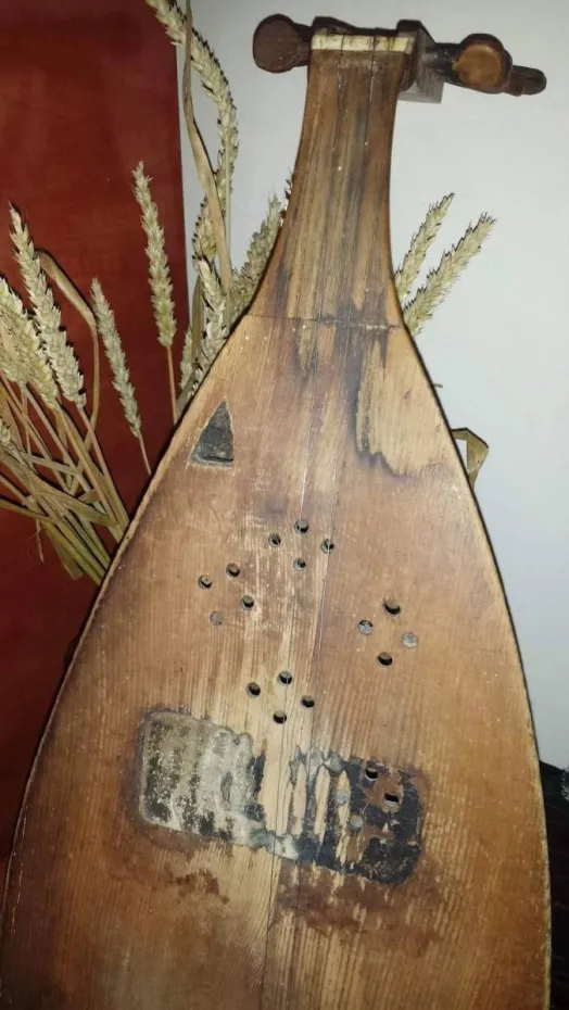 Foto Cobza, instrument tradițional românesc, recunoscut oficial în patrimoniul UNESCO