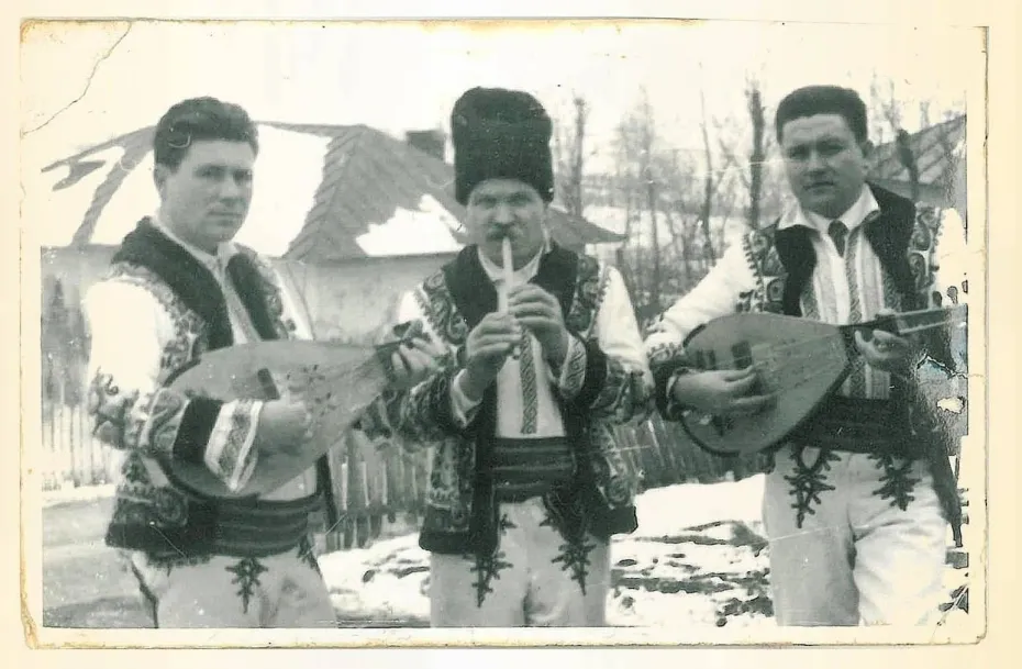 Foto Cobza, instrument tradițional românesc, recunoscut oficial în patrimoniul UNESCO