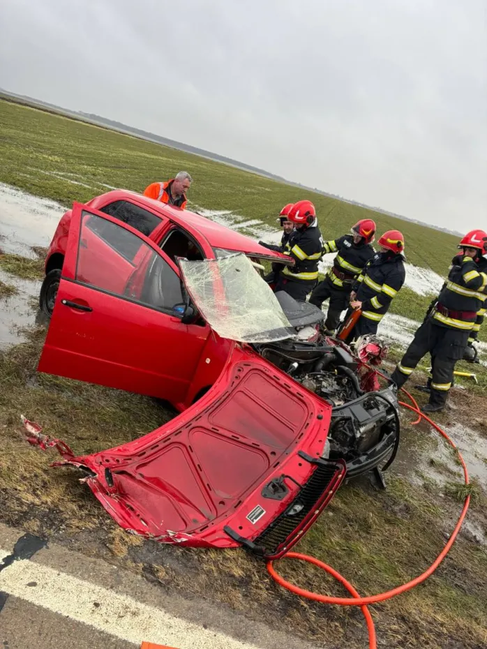 Foto Cinci victime într-un accident rutier pe DC 65 C, în afara localității Picăturile