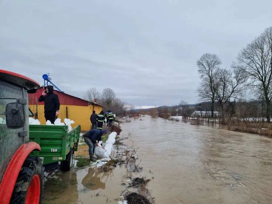 Foto DOLJ: Bărbat salvat de pompieri după ce a fost surprins de viitură pe râul Desnățui