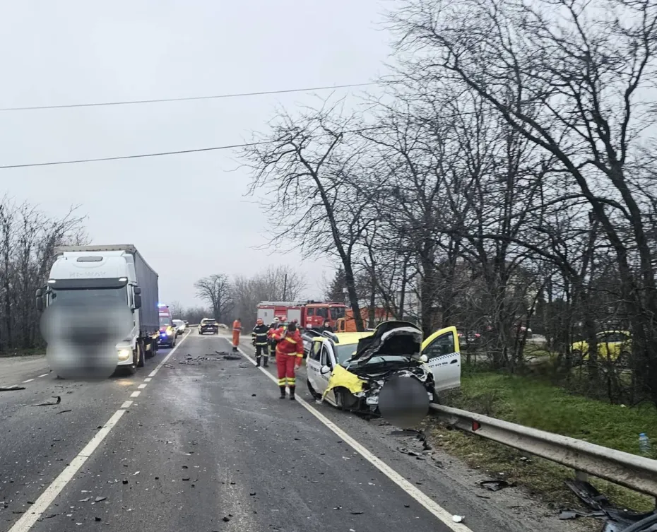 Foto Impact între trei vehicule pe DN 6, în zona Cârcea. Un bărbat de 43 de ani, transportat la spital