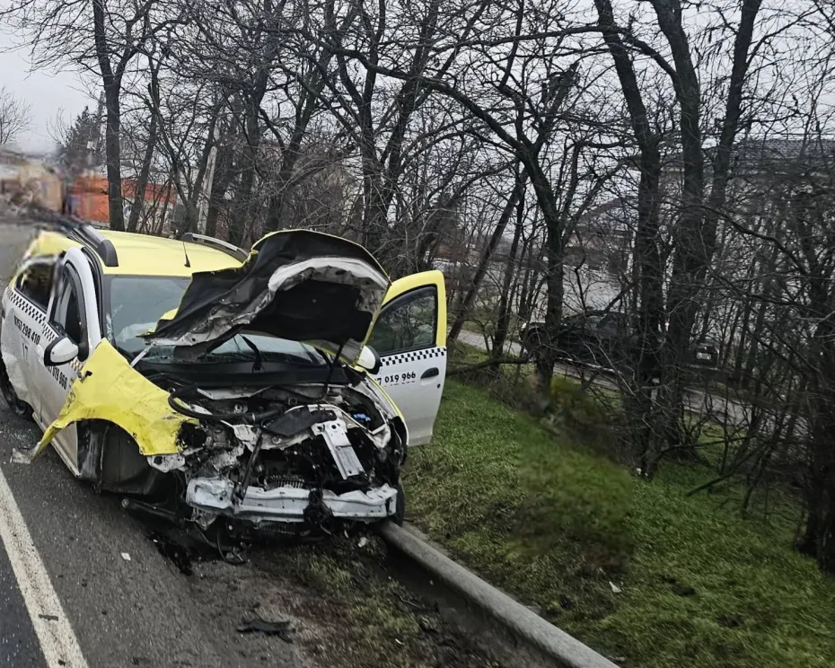 Foto Impact între trei vehicule pe DN 6, în zona Cârcea. Un bărbat de 43 de ani, transportat la spital