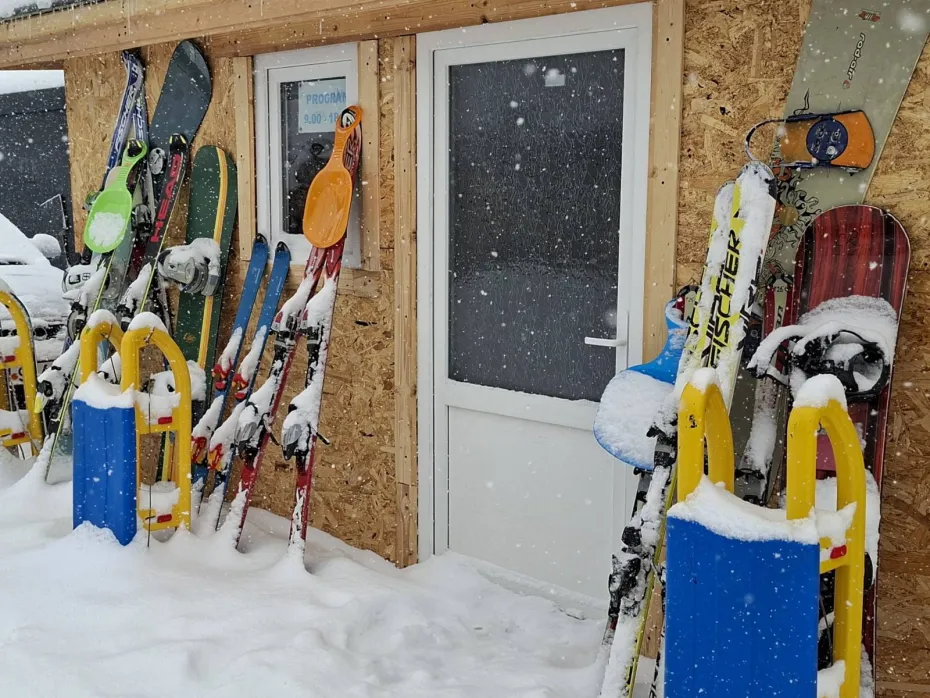 Foto Vacanță de schi pentru toate vârstele, lecții, săniuș și distracție la Rânca