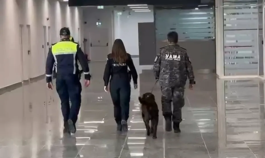 Foto Nereguli descoperite la Aeroportul Craiova. Vitrină automată fără fiscalizare, activitate suspendată