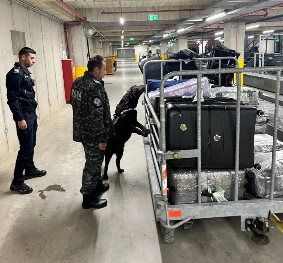 Foto Nereguli descoperite la Aeroportul Craiova. Vitrină automată fără fiscalizare, activitate suspendată