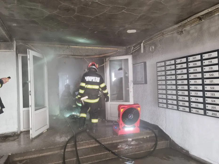 Foto Explozie urmată de incendiu într-un apartament din Craiova 