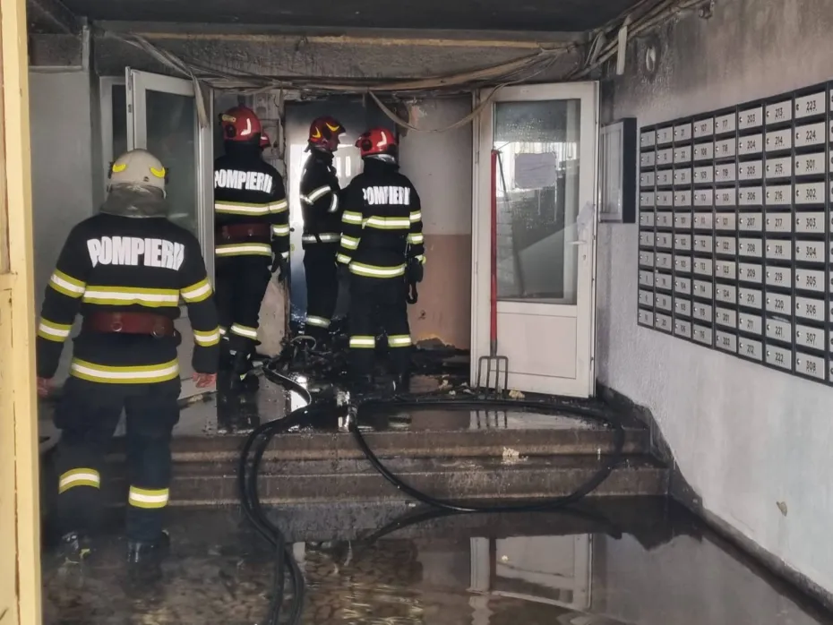 Foto Explozie urmată de incendiu într-un apartament din Craiova 