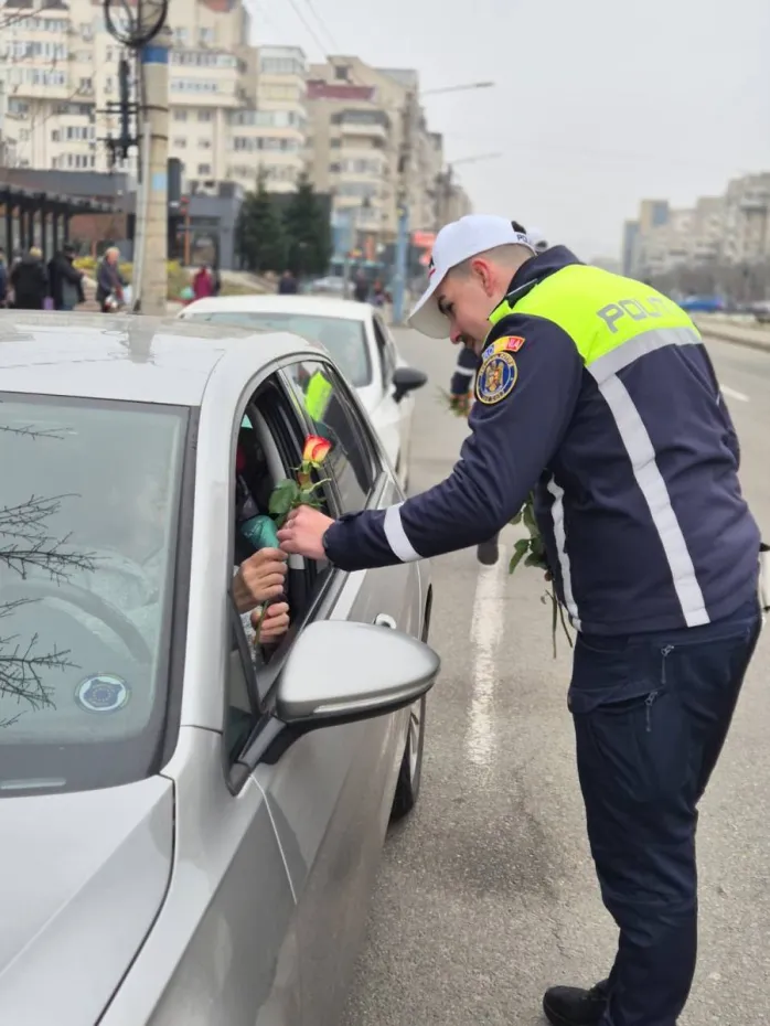 Foto Început de primăvară marcat printr-o acțiune rutieră cu flori și recomandări