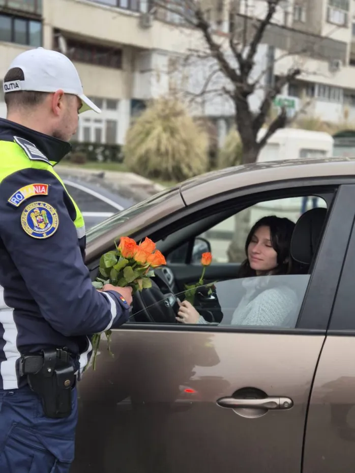Foto Început de primăvară marcat printr-o acțiune rutieră cu flori și recomandări