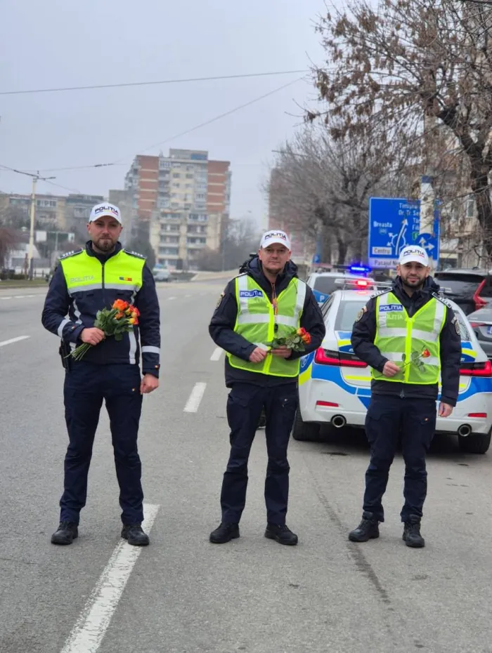 Foto Început de primăvară marcat printr-o acțiune rutieră cu flori și recomandări
