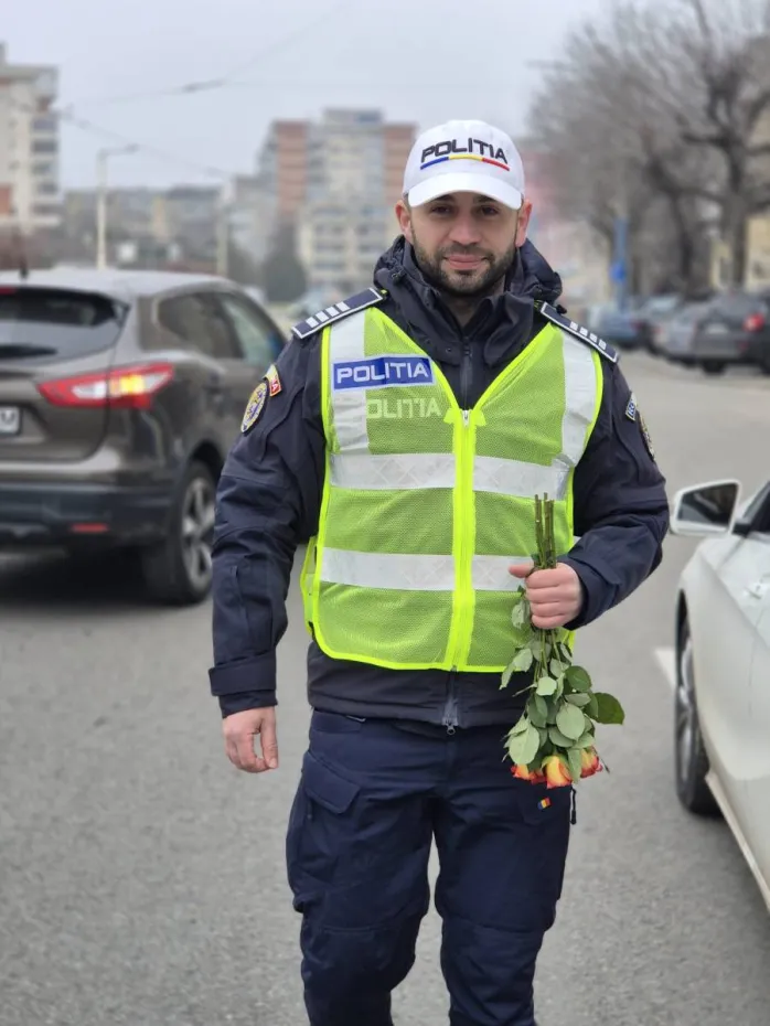 Foto Început de primăvară marcat printr-o acțiune rutieră cu flori și recomandări