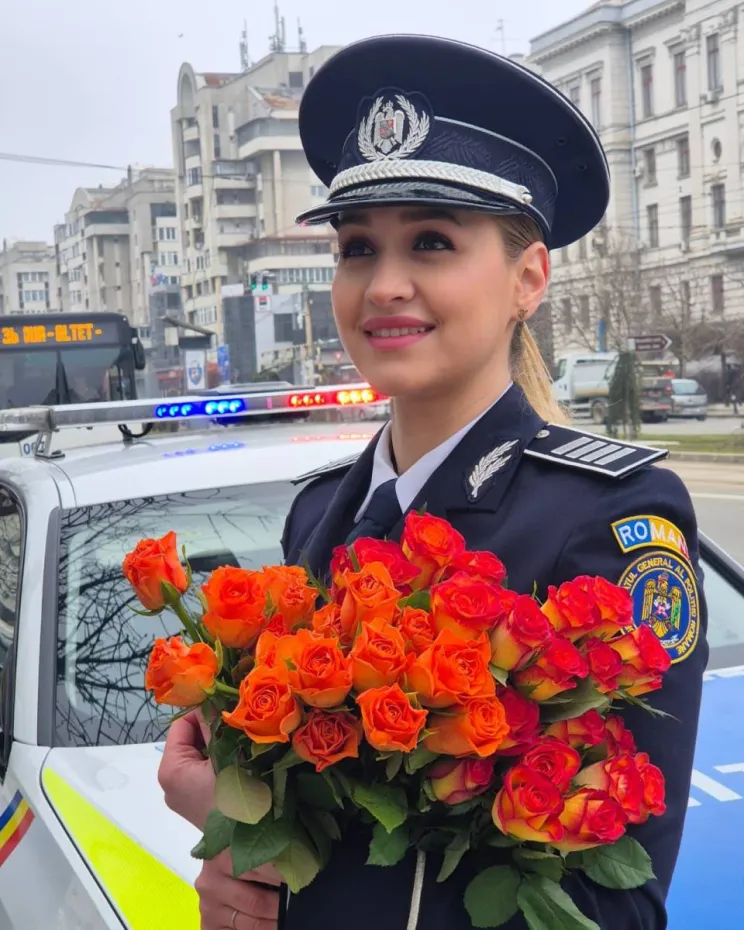 Foto Început de primăvară marcat printr-o acțiune rutieră cu flori și recomandări