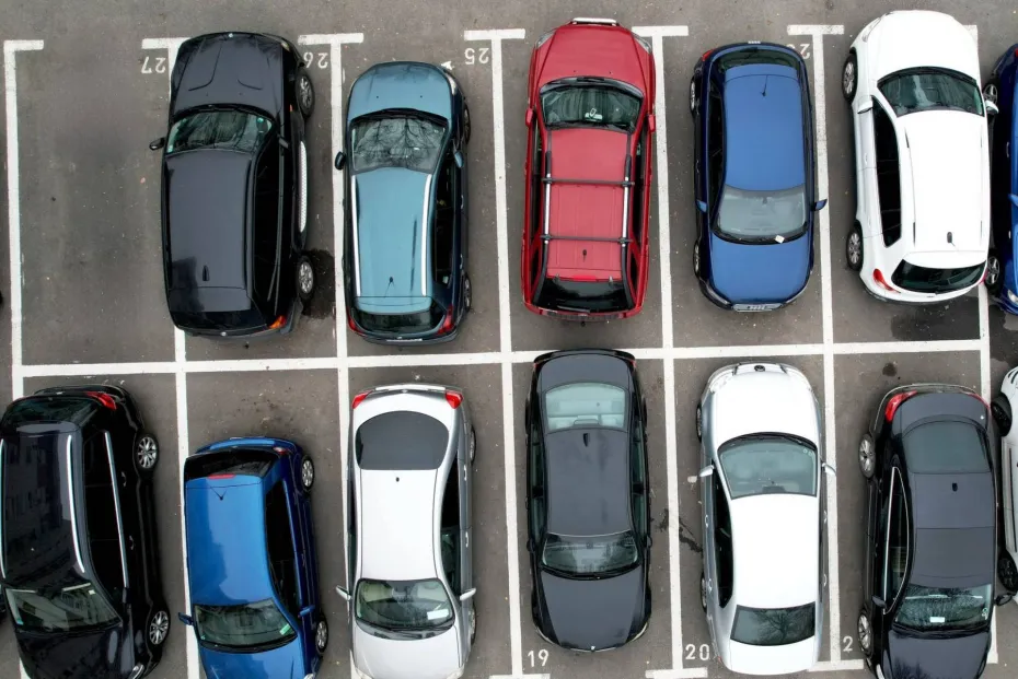 Foto Parcările de reședință intră la licitație online, vineri 